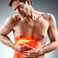 Homem mostra ter dor no fígado